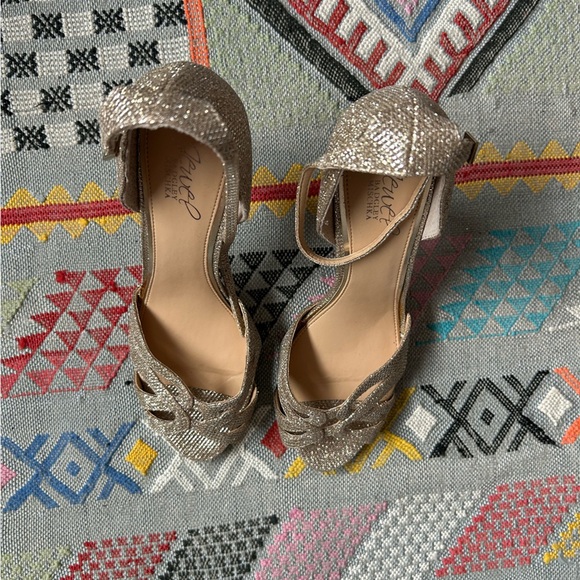 Jewel by Badgley Mischka Silver/platinum Glitter Heels size 8.5 - Picture 6 of 7
